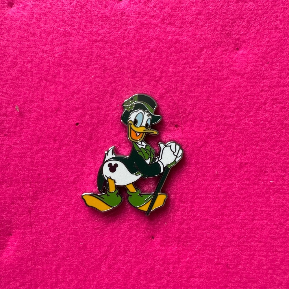 Donald Duck Enamel Pin